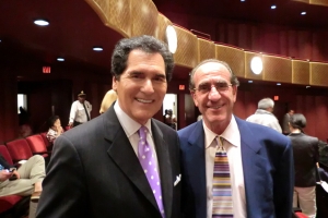 Presentador y ganador del Emmy por <i>News at 10</i> de Fox 5, Ernie Anastos (izquierda).
