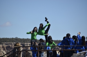 Las bailarinas Miranda Zhou-Galati y Kaidi Wu hacen trucos de magia frente a un p&uacute;blico entusiasta. (Annie Li)