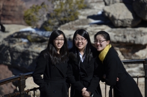 Las m&uacute;sicas Nika Zhang, Rachel Chen y Maria Han posan imp&aacute;vidas ante el precipicio de m&aacute;s de 300 metros detr&aacute;s de ellas. (Annie Li)