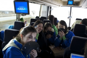 Mientras, andando en el autob&uacute;s durante 37 horas, el aburrimiento "lleva" al grupo al otro lado de la cabina... (Lily Wang, Nikon D5100)