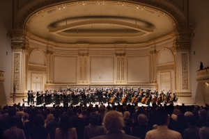 El concierto de la Orquesta Sinf&oacute;nica de Shen Yun en el Carnegie Hall comenz&oacute; con la 'Bandera llena de estrellas'.