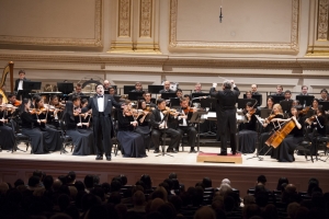 El tenor Tian Ge canta 'La esperanza de regresar a casa', con la direcci&oacute;n de Milen Nachev.