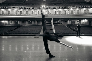 El bailar&iacute;n Antony Kuo precalienta antes del show en el War Memorial Opera House de San Francisco. La Compa&ntilde;&iacute;a Mundial de Shen Yun complet&oacute; siete shows en seis d&iacute;as ante un teatro lleno.
