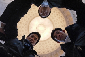 Los bailarines Joe Huang, Yuan Ming y Jun Liang en el Ayuntamiento de San Francisco. (Foto del bailar&iacute;n Jun Liang)