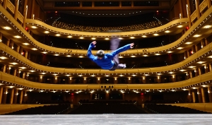 El bailarín Felix Sun de la Compañía de Nueva York vuela antes del show. 