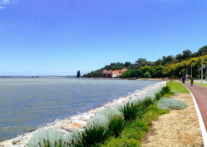 Andando en bicicleta a lo largo del Río Swan de Perth. (Foto del bailarín Songtao Feng)