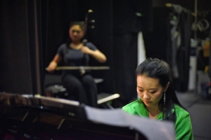 La pianista Huichen Chen ensaya con la solista de erhu Linda Wang en el Teatro Regal de Perth, Australia, donde la Compañía Mundial de Shen Yun realizó nueve shows. (Foto de la bailarina Lily Wang)