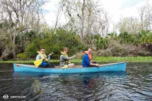 En la jungla de Orlando, Florida, el clarinetista Yevgeniy Reznik, el ingeniero de sonido Jacob Wallenberg y el contrabajista Juraj Kukan de la Compañía de Nueva York de Shen Yun se embarcaron en un recorrido de tres horas. (Foto del músico Wesley Zhou)