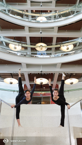 Y en Orlando, las bailarinas Michelle Lian y Kathy Wu posan en las escalinatas del Teatro Alexis & Jim Pugh, ubicado también en el Dr. Phillips Center for the Performing Arts, donde actuó la Compañía de Nueva York de Shen Yun. (Foto de la bailarina Nancy Wang)