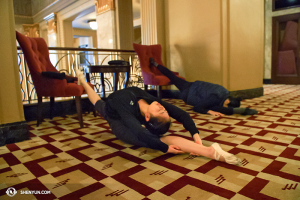 Las bailarinas Angelina Liu y Chelsea Cai hacen que elongar parezca tan fácil como dormir. Literalmente. (Foto de Annie Li)