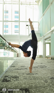 La bailarina Rita Fu precalienta en el hall del Dr Phillips Center for the Performing Arts en Orlando. (Foto de la bailarina Nancy Wang)