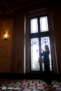 La intérprete de suona Maria Han practica antes de la función en el Peabody Opera House de St. Louis. (Foto de Annie Li)