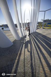 Mientras, en Perth, Australia… la bailarina Fadu Chen integra su sombra a las otras del puerto. (Foto de la bailarina Stephanie Guo)