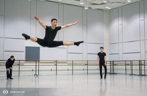 El primer bailarín Steve Wang precalienta, en medio de los siete shows que realizó la Compañía de Nueva York en el Kennedy Center Opera House. (Foto del bailarín Kenji Kobayashi)