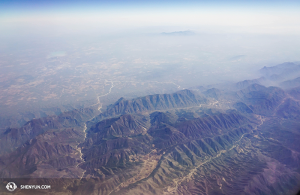 La Compañía de Gira de Shen Yun parte para México. Foto tomada en un Boeing 737-800 antes de descender sobre la ciudad de México. (Foto del músico Steven Song).