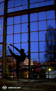 Y la primera bailarina Chelsea Cai precalienta en el teatro BFM, junto al Río Rhône de Ginebra. (Foto de la encargada de proyecciones Annie Li)