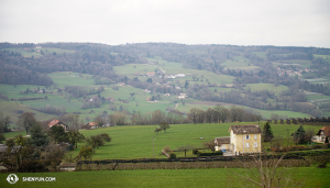 Ya llegados a Europa, la compañía viajó a Suiza pasando por la hermosa campiña francesa. (Foto de la encargada de proyecciones Annie Li)