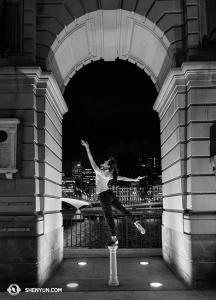 Próxima parada: Brisbane, Australia. Allí la bailarina Stephanie Guo posa frente al río. (Foto de la bailarina Lily Wang)