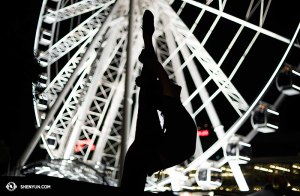 La primera bailarina Lily Wang frente a la Rueda de Brisbane. (Foto de la bailarina Stephanie Guo)