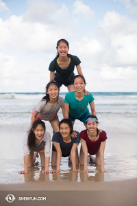 De Brisbane pasamos a Gold Coast. La playa, una de las mejores del mundo, siempre es una de los destinos más esperados de la gira por Asia-Pacífico. El día de playa coincidió con el punto medio de la gira de nuestra Compañía Mundial de Shen Yun. ¡Faltan sólo 60 shows! (Foto de la bailarina Stephanie Guo)