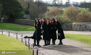 De izq. a der.: Las bailarinas Linjie Huang, Diana Teng, Daoyong Zheng, Miranda Zhou-Galati, Olivia Chang y Connie Kuang disfrutan su paseo por el hermoso Castillo de Leeds. (Foto de la encargada de proyecciones Annie Li)