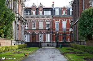 Y mientras recorrían el norte de Francia, en Roubaix encontraron edificios de estilo flamenco. Y un gallo. (Foto de la encargada de proyecciones Annie Li)