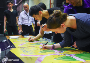 Antes de despedirse de Melbourne, los artistas firmaron dos posters como souvenir. (Foto del bailarín Ben Chen)