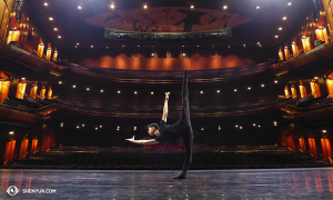 La última parada en Australia: el Lyric Theatre de Sydney. El bailarín Joe Huang practica sobre el escenario. (Foto del bailarín Songtao Feng)