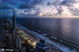 Todavía en Australia, actuando en la hermosa Gold Coast, los integrantes de la Compañía Mundial de Shen Yun captaron esta vista de un nuevo día desde el piso 63 del hotel. (Foto de la bailarina Lily Wang)
