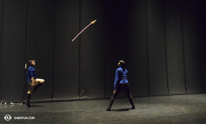 Los bailarines Jim Chen (izq.) y Jacky Pun practican en Aix-En-Provence, Francia, antes del show. (Foto del bailarín Ziyuan Fu)