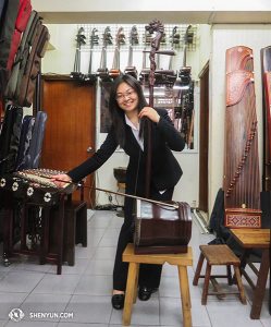 Y la Compañía Mundial de Shen Yun llegó a Taiwán después de seis semanas en Australia. La solista de erhu Linda Wang aprovechó la oportunidad de probar un erhu bajo en una tienda de instrumentos chinos de Taipei. (Foto de la intérprete de suona Stella Yu).