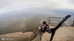 En las afueras de Barcelona, la Compañía Internacional de Shen Yun disfruta de la vista desde la montaña Monstserrat. Bailarina: Chunqiao Cai. (Foto de la encargada de proyecciones, Annie Li)