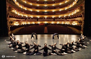Las luces en los palcos son caritas sonrientes, ¡y también hay una cara sonriente en el escenario! (Foto de la encargada de proyecciones, Annie Li)