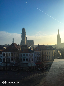 Mientras, en Europa, la Compañía Internacional de Shen Yun actuó en la pintoresca Brujas, Bélgica. (Foto de la encargada de proyecciones, Annie Li)