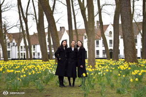 Las bailarinas Yi-Qian Shi, Chunqiao Cai y Connie Kuang disfrutan de las flores silvestres en la ciudad de Brujas. (Foto de la bailarina Diana Teng)