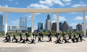 El último día de las presentaciones en Texas, los bailarines de la Compañía de Gira de Shen Yun posaron para esta foto afuera del Long Center for the Performing Arts de Austin. (Foto de Helen Li)