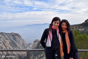 Las primeras bailarinas Miranda Zhou-Galati y Daoyong Zheng posan frente a una impresionante vista a 975 metros de altura. (Foto de Diana Teng)