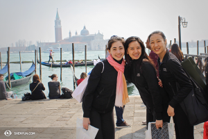 De izq. a der.: Las bailarinas Miranda Zhou-Galati, Diana Teng y Chelsea Cai en Venecia. (Foto de Olivia Chang)