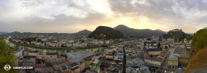 Vista panorámica de la histórica Salzburgo. El teatro Festpielhaus, donde actuará la Compañía Internacional de Shen Yun, es el edificio amarillo a la derecha. (Foto de la encargada de proyecciones Annie Li)