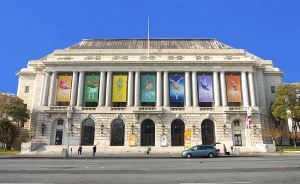 El War Memorial Opera House fue donde se presentó la Compañía Internacional de Shen Yun en San Francisco. Este año disfrutaron de ocho presentaciones con entradas agotadas. ¿Qué imagen te gusta más, de día o de noche?