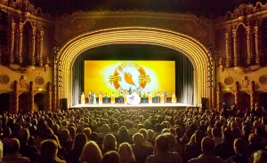 Aquí se ve el estilo barroco español del Teatro Orpheum de Phoenix, Arizona. La Compañía de Gira de Shen Yun realizó ocho funciones entre estos intrincados murales y molduras.