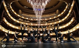 La Compañía Mundial de Shen Yun posa en el Winspear Opera House de Dallas, Texas. El teatro fue diseñado como una versión del siglo XXI de un teatro de ópera tradicional. Al fondo se ve la enorme araña retráctil.