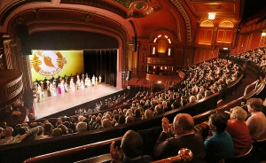 A pesar de haber tenido una gran renovación, el teatro todavía tiene las luminarias de los años 1920 y el estucado art deco.