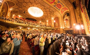 Este año tuvimos dos presentaciones con entradas agotadas en Rhode Island. Shen Yun iluminó el escenario del Providence Performing Arts Center, que tiene capacidad para 3000 personas y está incluido en el Registro Nacional de Lugares Históricos. En 1998 se restauraron los magníficos detalles del interior del teatro y recuperó su esplendor de 1928.
