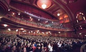 A pesar de haber tenido una gran renovación, el teatro todavía tiene las luminarias de los años 1920 y el estucado art deco.