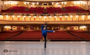 Mientras tanto, el bailarín Ty Chen precalienta antes de la primera actuación de la Compañía Global de Shen Yun en la War Memorial Opera House de San Francisco.

(Foto de Zhiheng Li)
