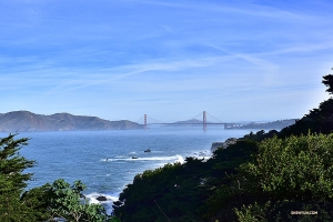 Tan cerca y sin embargo tan lejos: el puente Golden Gate –de una milla de largo– visto desde lejos.

(Foto de Johnny Chao)