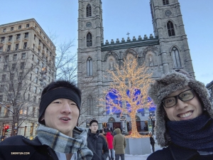 Ben Chen se toma una selfie con su compañero bailarín Jun Liang y un árbol de Navidad bien iluminado.