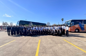 Los artistas de Shen Yun junto a cadetes de la policía de Houston, uniendo culturas y comunidades a través del lenguaje universal del arte.