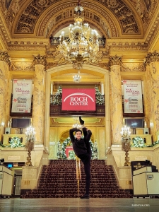 En el lobby del Teatro Wang de Boston, el bailarín Justin Shi reboza de espíritu navideño.